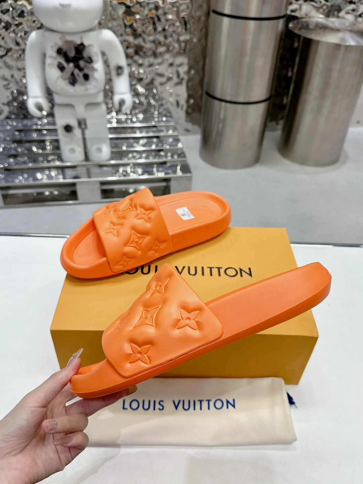 [L Home] P: 280💰 ▪️Shoe size: Women's 35-40 Men's 38-46▪️Packaging: Counter top quality~original packaging 𝟐𝟎𝟐5 Louis Vuitton counter's new embossed slippers, lv monogram embossed slippers, Waterfront sandals are back with a new look, and the upper buckle is embossed with lv's iconic Monogram pattern. Made of waterproof rubber with a comfortable and resilient insole. The lightweight, flexible outsole is embossed with the Louis Vuitton logo. ▪️Fabric: Original molded rubber foam surface ▪️Technology: embossed logo ▪️Sole: Original molded rubber foam outsole ▪️Sole thickness: 3CM.